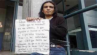 Es sordomudo y se encadenó para que el gobierno cumpla una orden judicial