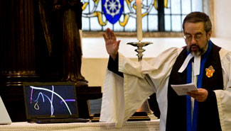 Una iglesia bendice dispositivos electrónicos