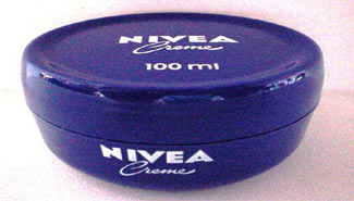 Prohiben la venta de un lote de cremas marca Nivea