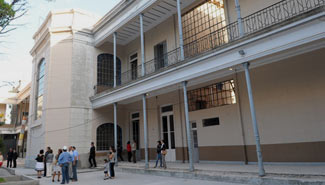 Alumnos denuncian que les cobran $60 de inscripción