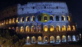 El Coliseo romano se vistió de celeste y blanco por el Bicentenario argentino
