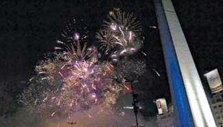 Con música y fuegos artificiales una multitud recibió el 25 de Mayo