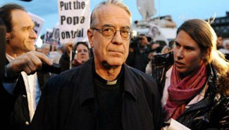 Parientes de víctimas de curas pedófilos protestaron en el Vaticano