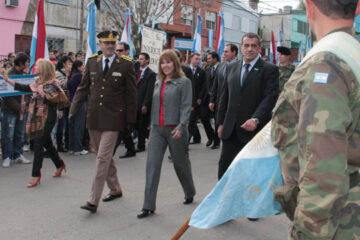 Osuna y Cáceres encabezaron el acto patrio y hubo protesta de la Uader