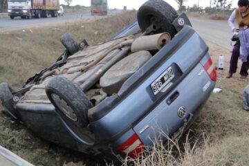 Chajarí: un auto volcó en el acceso y es el segundo accidente similar en 3 días