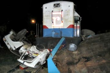 Un tren embistió a una camioneta
