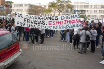 Paraná: estudiantes y directivos reclamaron baños para su escuela