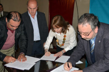 Paraná: firman otro convenio para no vender nafta a motociclistas sin casco