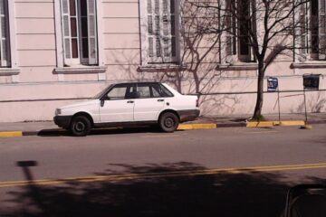 Hace un mes la policía tiene su auto robado pero no se lo devuelven