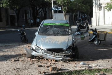 Le robó el auto al padre y chocó a un policía