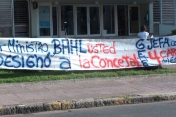 Encadenadas: dos empleadas piden a Urribarri que revoque un decreto