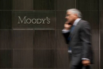 Moody's le baja la nota a Argentina por la caída de reservas