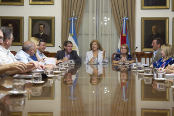 Gobierno y gremios docentes siguen negociación por salarios