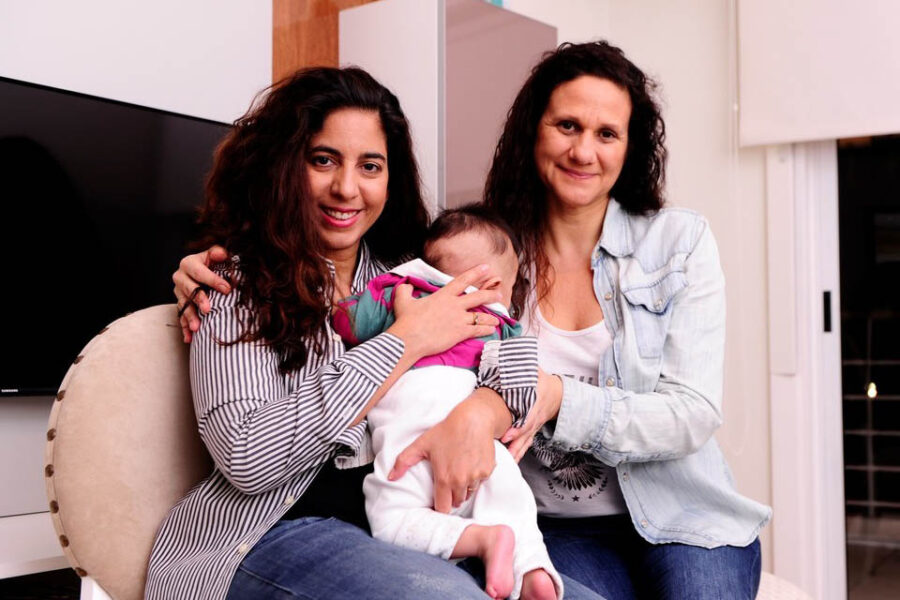 Aharón, el bebé que llegó luego de la primera boda gay en una sinagoga (una madre es entrerriana)