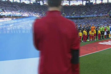 Por qué Caballero no se paró como sus compañeros y le dio la espalda a Messi en el himno (qué miraba el arquero entrerriano)