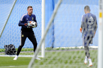 Franco Armani, en el arco que quema: el sueño de toda la vida y el desafío de jugar con los pies (tras el fallido del entrerriano Caballero)