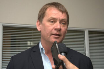 Salió a explicar el extraño cartel proselitista