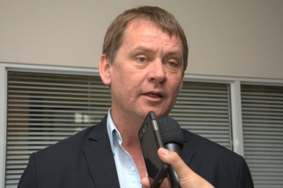 Salió a explicar el extraño cartel proselitista