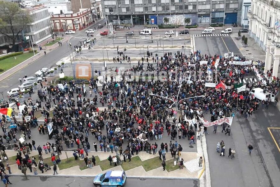 Masiva marcha universitaria contra el recorte en Paraná