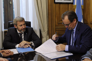 Bordet firmó con Frigerio las compensaciones al ajuste