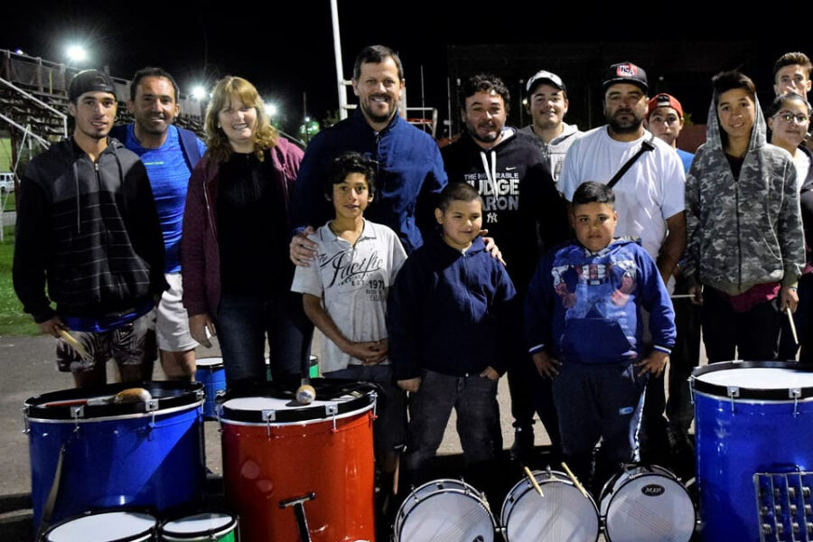 Troncoso entregó bombos y redoblantes