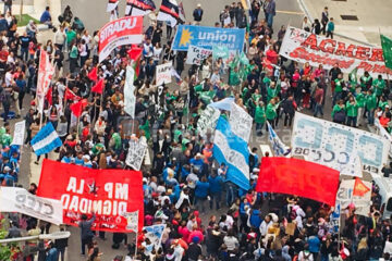 Apareció el partido de CFK en la marcha en Casa de Gobierno