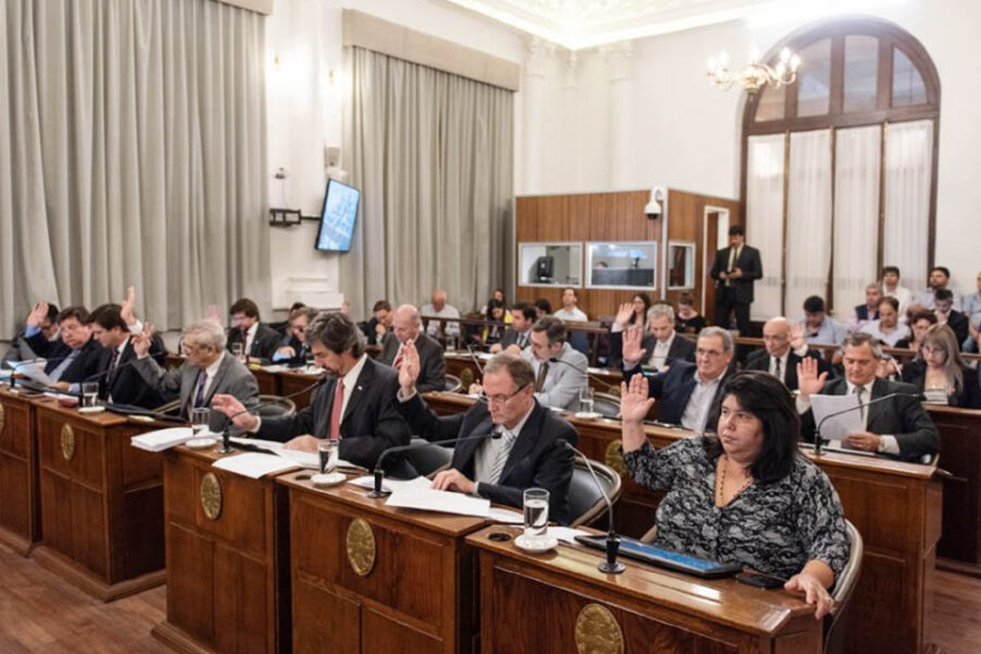 Choque de opiniones entre gobierno y oposición tras la sanción