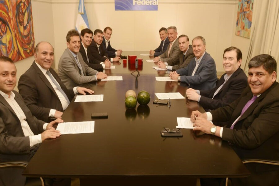 El PJ Federal cerró filas para criticar por igual las gestiones de Cristina Kirchner y de Mauricio Macri (estuvo el entrerriano Bordet)