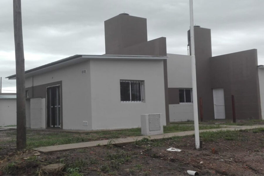 La provincia rubricó el contrato para 40 viviendas