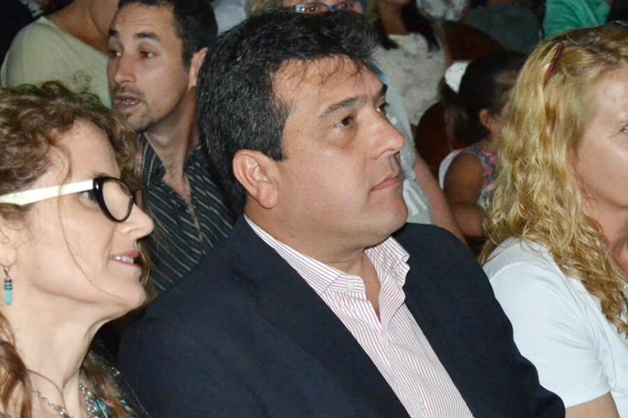 Decretó la emergencia, no paga los sueldos y le hacen paro