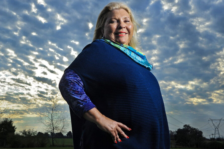 Las bodas de plata de Carrió: entre la campaña, dos libros y muestras de fotos (su candidato entrerriano)