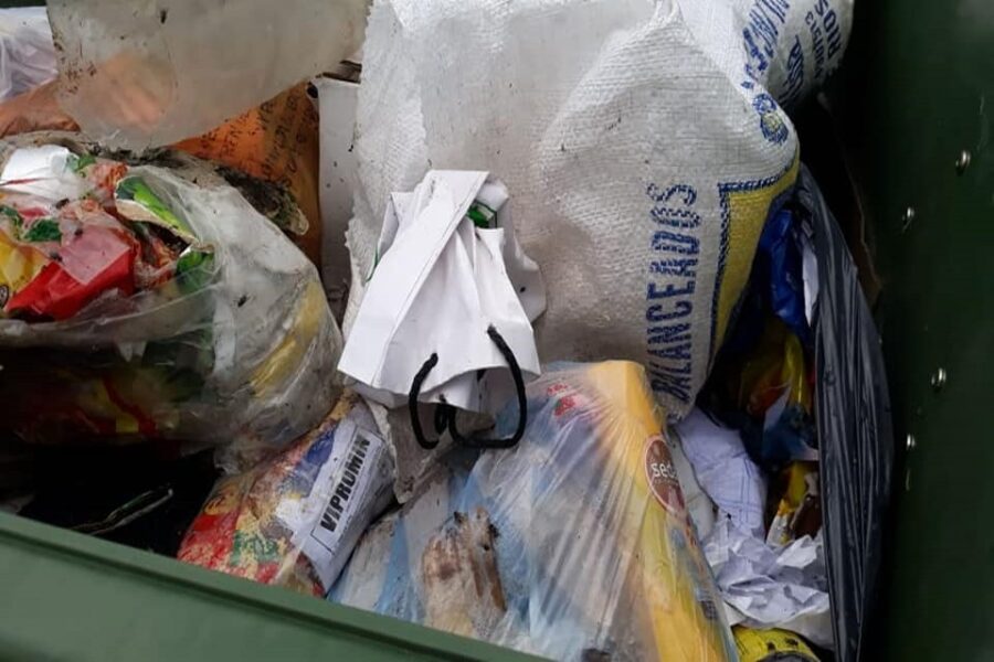 Al depositar basura, piden que lo realicen correctamente