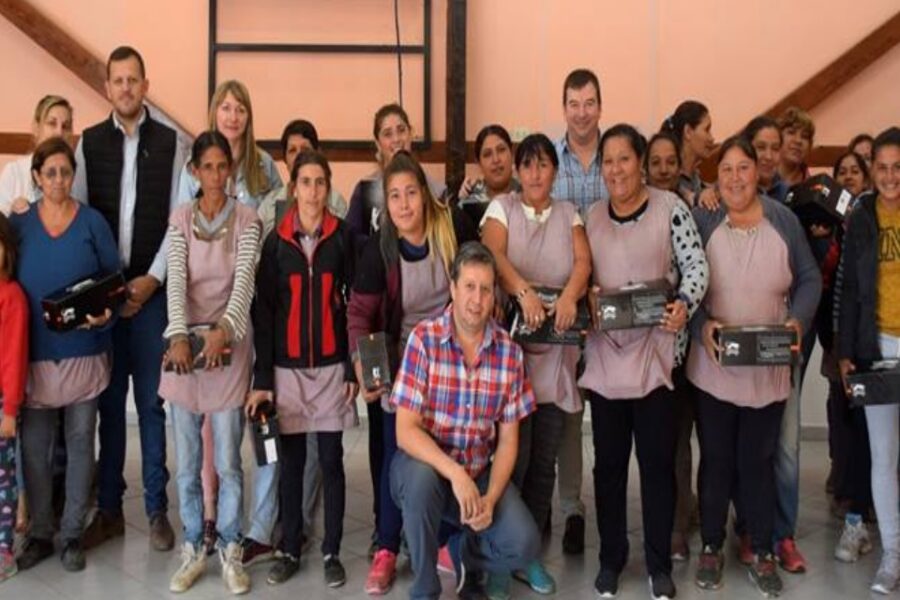 Entrega de zapatos a personal de limpieza