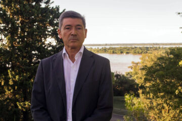 El candidato que juega al Quini para pagarse la campaña