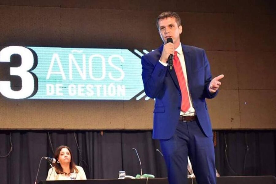 Cresto abrió el paraguas a tiempo