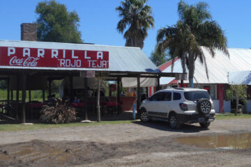 Una peña encendida al costado del camino (en el sur entrerriano)