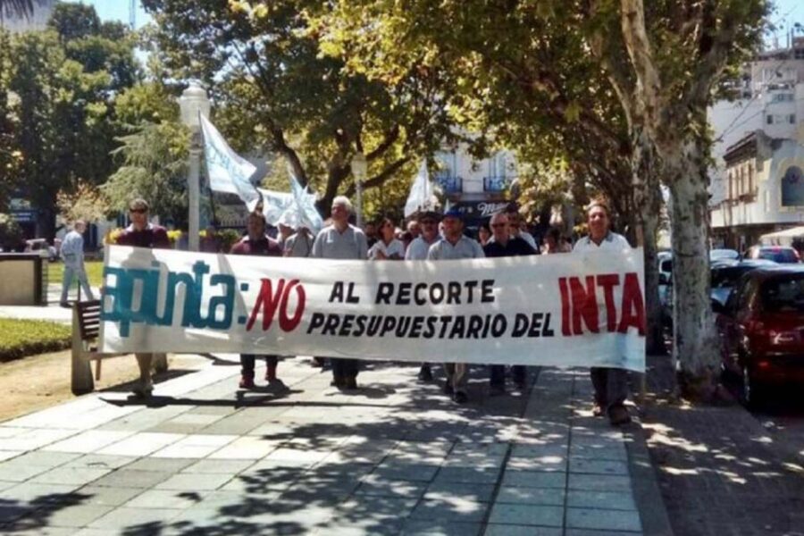 Entrerrianos marchan contra los recortes en el INTA
