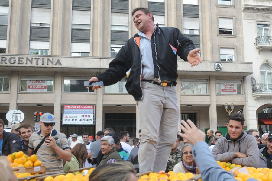 “Frutazo” en Plaza de Mayo: productores reparten gratis frutas y verduras como forma de protesta (participaron productores de Entre Ríos)