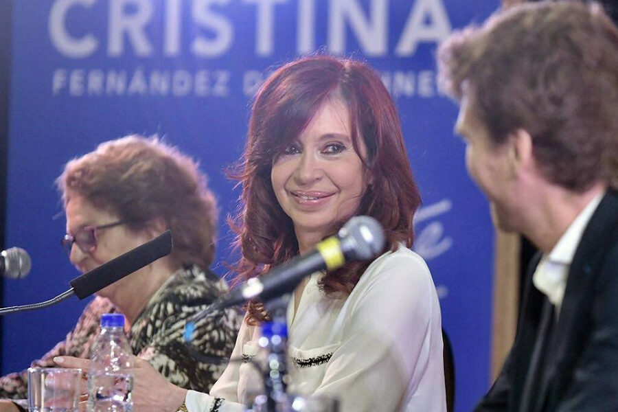 CFK presentó su libro sin lanzamiento pero con señales