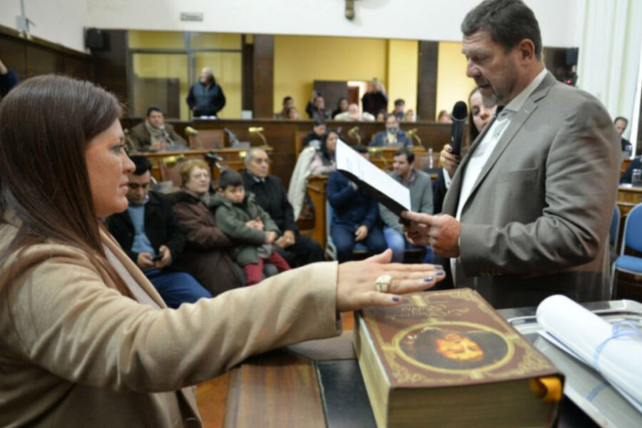 Una concejal juró por los gay