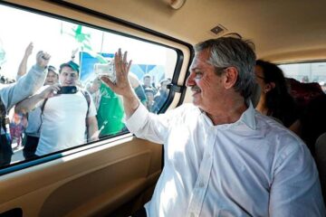 Fernández, en caravana: pronósticos, planes para Olivos y chats con Cristina (estiman triunfos en Entre Ríos)