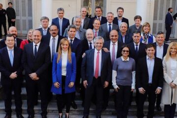 Alberto firmó un acta de compromiso federal con los gobernadores en Rosario (estuvo el gobernador de Entre Ríos)