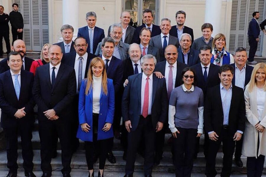 Alberto firmó un acta de compromiso federal con los gobernadores en Rosario (estuvo el gobernador de Entre Ríos)