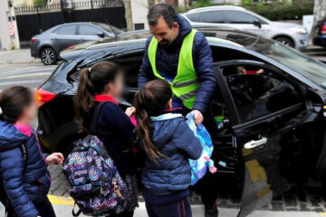 Un antídoto contra los autos en doble fila: cada vez más escuelas organizan el “sube y baja” de los chicos (experiencia en Entre Ríos)
