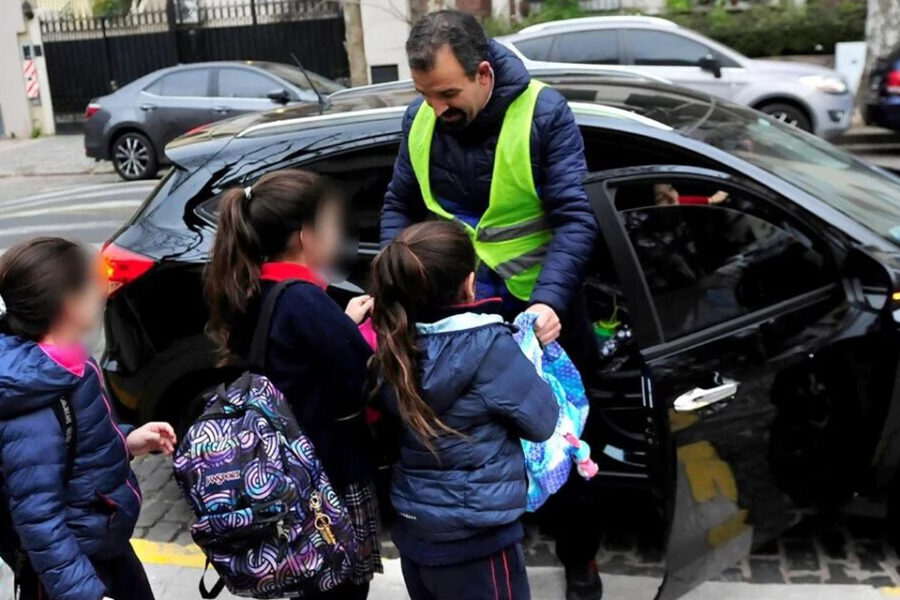 Un antídoto contra los autos en doble fila: cada vez más escuelas organizan el “sube y baja” de los chicos (experiencia en Entre Ríos)