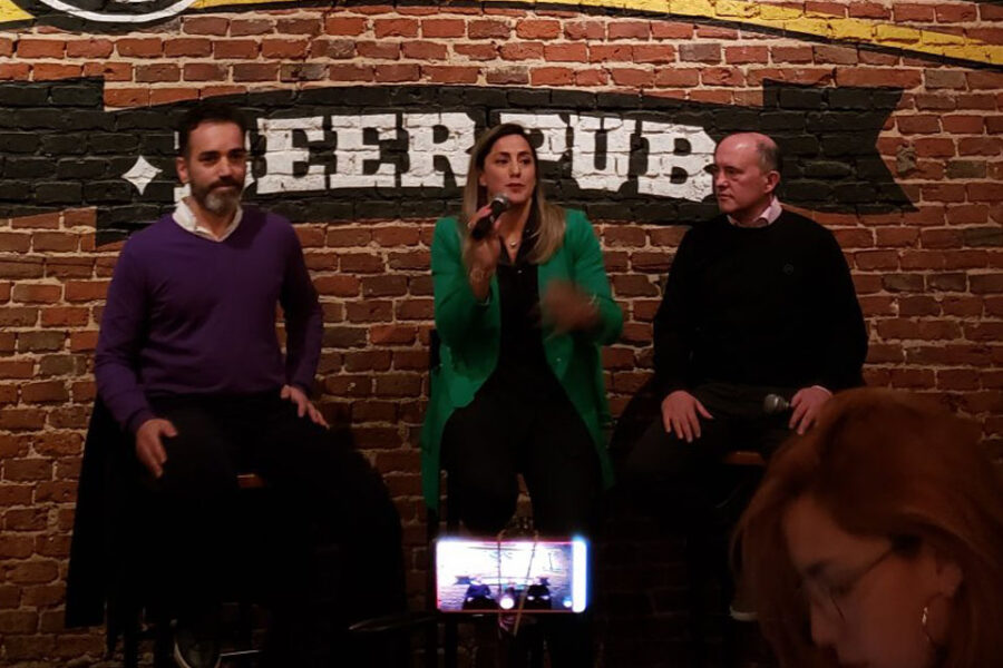 Estrategias de campaña en el bar del primer debate de Paraná
