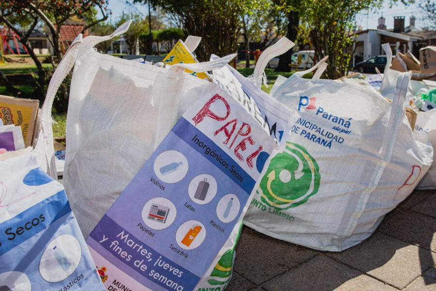 Cambian residuos por bolsas