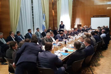 La empresa de Galuccio va a la Justicia por el congelamiento de precios (el entrerriano contra la medida de Macri en naftas)