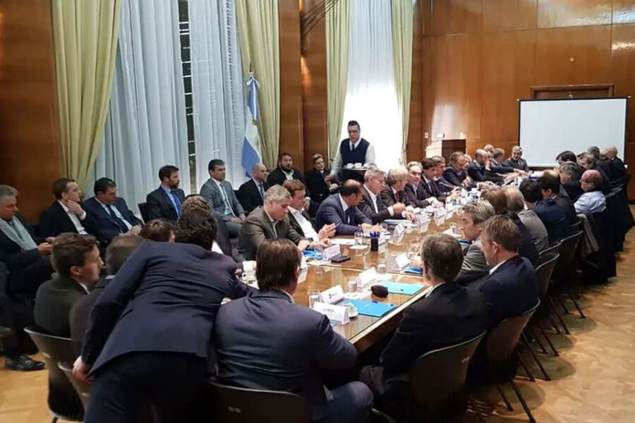 La empresa de Galuccio va a la Justicia por el congelamiento de precios (el entrerriano contra la medida de Macri en naftas)