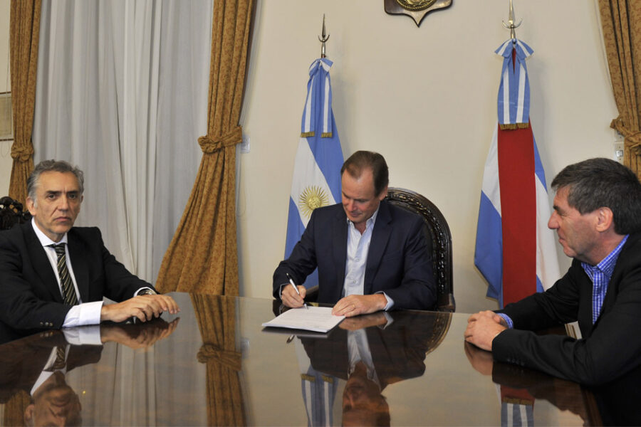 Bordet firmó la demanda ante la Corte